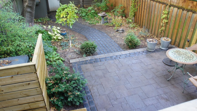 Thornbury patio and Courtstone walkway