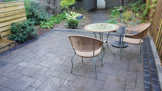 Thornbury patio and Courtstone walkway